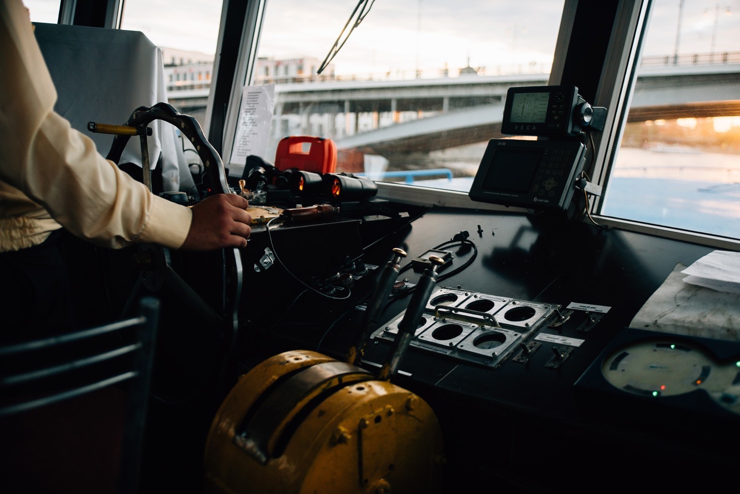 Marinelektronikk AS leverer og installerer gyrokompass i Ålesund for optimal kursinformasjon